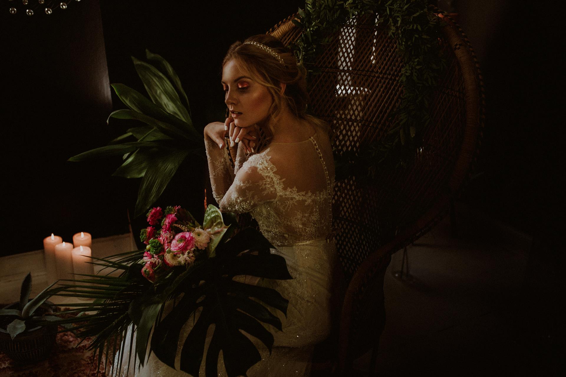 kobieta w sukni ślubnej wśród kwiatów w pokoju