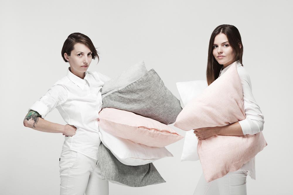 dwie kobiety z poduszkami